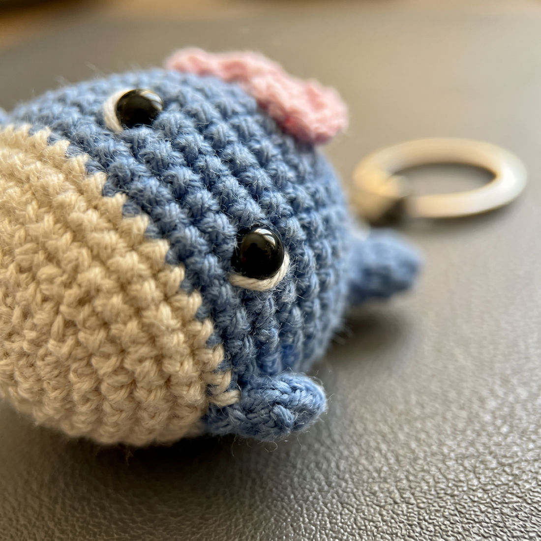 ميدالية كروشيه الحوت الصغير – صناعة يدوية من Berry Bow