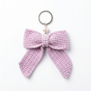 ميدالية كروشيه الفيونكة البنفسجية – صناعة يدوية من Berry Bow