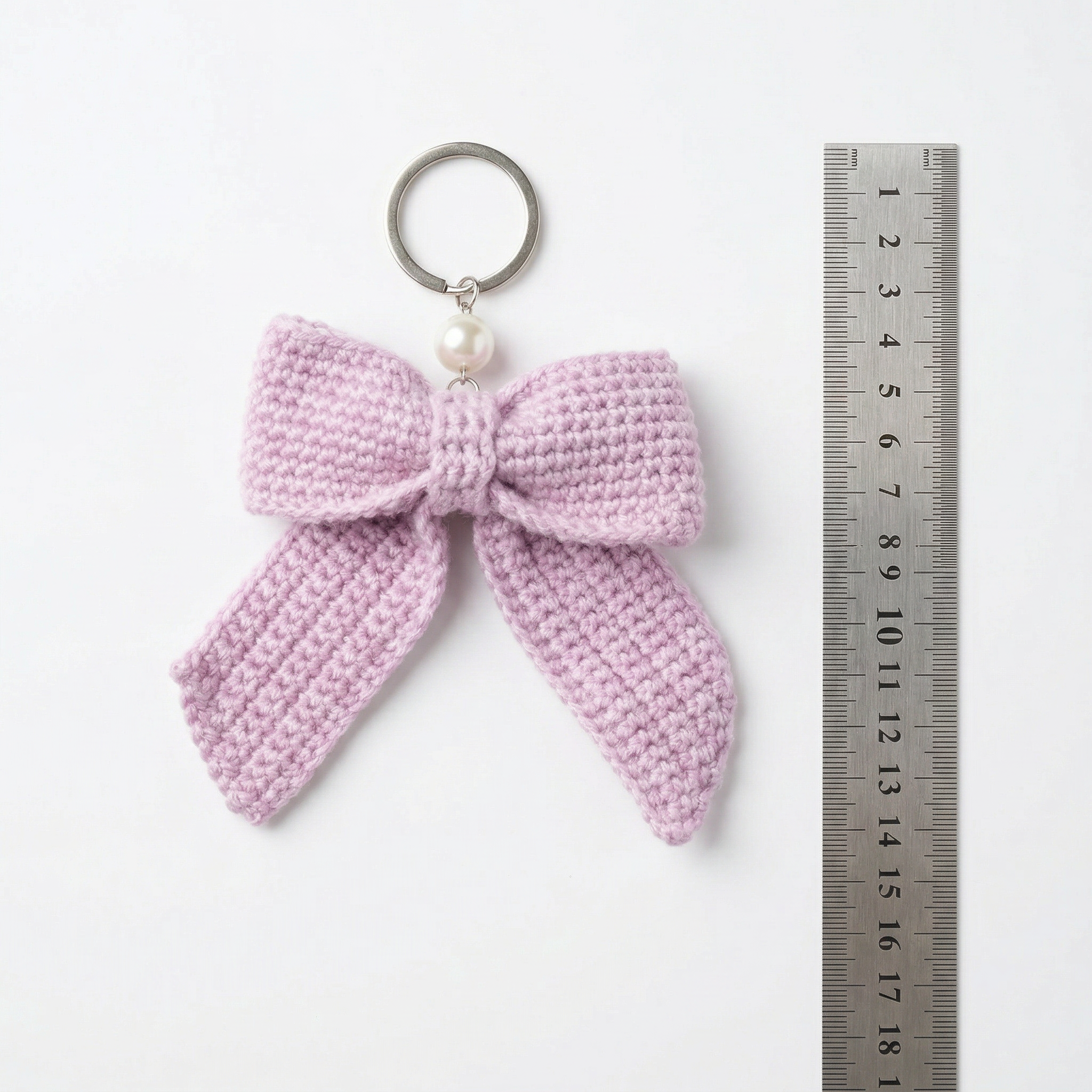 ميدالية كروشيه الفيونكة البنفسجية – صناعة يدوية من Berry Bow